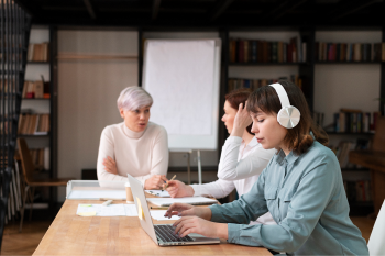 kobieta-korzystająca-z-platformy-elearning-na-laptopie-i-osoby-korzystających-ze-stacjonarnej-formy-